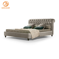 Lit Chesterfield moderne capitonné, lit plateforme en tissu velours rembourré avec accoudoirs à volutes pour chambre à coucher et hôtel