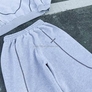 Ensemble de survêtements personnalisés pour fabricants de vêtements : sweats à capuche noirs à surpiqûres contrastées et pantalons de jogging amples gris pour hommes - Product Image 4