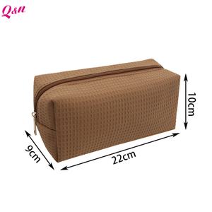 Sac cosmétique en gros style personnalisé sac cosmétique portable de grande capacité vague gaufré coton doux - Product Image 4