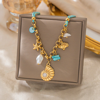 Collier de style côtier en acier inoxydable plaqué or PVD 18 carats avec breloque en corde tressée, coquillage, étoile de mer, perle et turquoise – Bijoux de plage