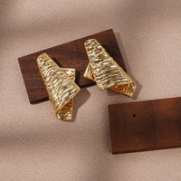 Pendientes de botón dorados EDGE con diseño esculpido y textura arrugada, pendientes llamativos abstractos de barra de metal plegada y texturizada para mujer