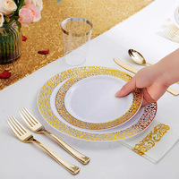 Ensemble de vaisselle jetable moderne en plastique pour fêtes et mariages avec assiettes à bord doré, verres à vin, couteaux, fourchettes et cuillères