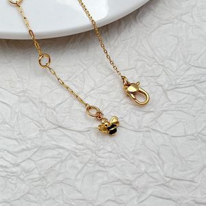Pendientes de latón de moda con baño de oro de 18 quilates, perlas frescas, diamantes de imitación, flor de margarita esmaltada, abeja pequeña, estilo pastoral Mori para boda - Product Image 2