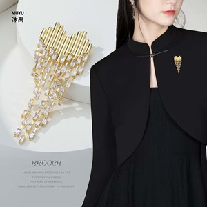 MUYU Heart Shape Tassel Brooch Zinc Alloy Women's Party Lapel Pin Fashion Accessory - Product Image 1