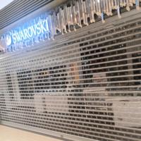 Porte de garage commerciale haut de gamme en polycarbonate, personnalisable avec options de perforation ronde, ovale, carrée, haute transparence