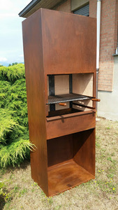 Cheminée extérieure carrée en acier Corten robuste, construction en béton, design autoportant, rangement pour bois, décoration de jardin - Product Image 4
