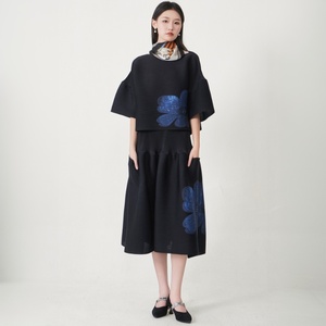 Conjunto de Dos Piezas Miyake para Mujer, de Alta Calidad, Estampado Animal, Estilo Vintage, Camisa con Mangas de <span class=keywords><strong>Campana</strong></span> y <span class=keywords><strong>Falda</strong></span> con Diseño Plisado - Product Image 1