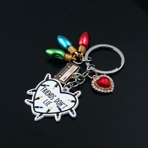 <span class=keywords><strong>Llavero</strong></span> de <span class=keywords><strong>Stranger</strong></span> <span class=keywords><strong>Things</strong></span> con la frase "Los amigos no mienten", con dijes de cassette retro y bombilla de colores, inspirado en el programa de televisión de los años 80. - Product Image 5
