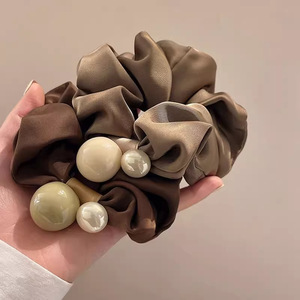 Scrunchie para el cabello con apariencia de oficina diaria, elegante, decorado con <span class=keywords><strong>perlas</strong></span>, tela de seda, Scrunchies para el cabello para mujeres, accesorios elegantes para el cabello - Product Image 1