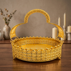 Bandeja de Servir Ovalada de Metal Dorado con Patrón de Plantas Grabado, Diseño Vintage Hecho a Mano para Decoración de Mesa de Boda - Product Image 1
