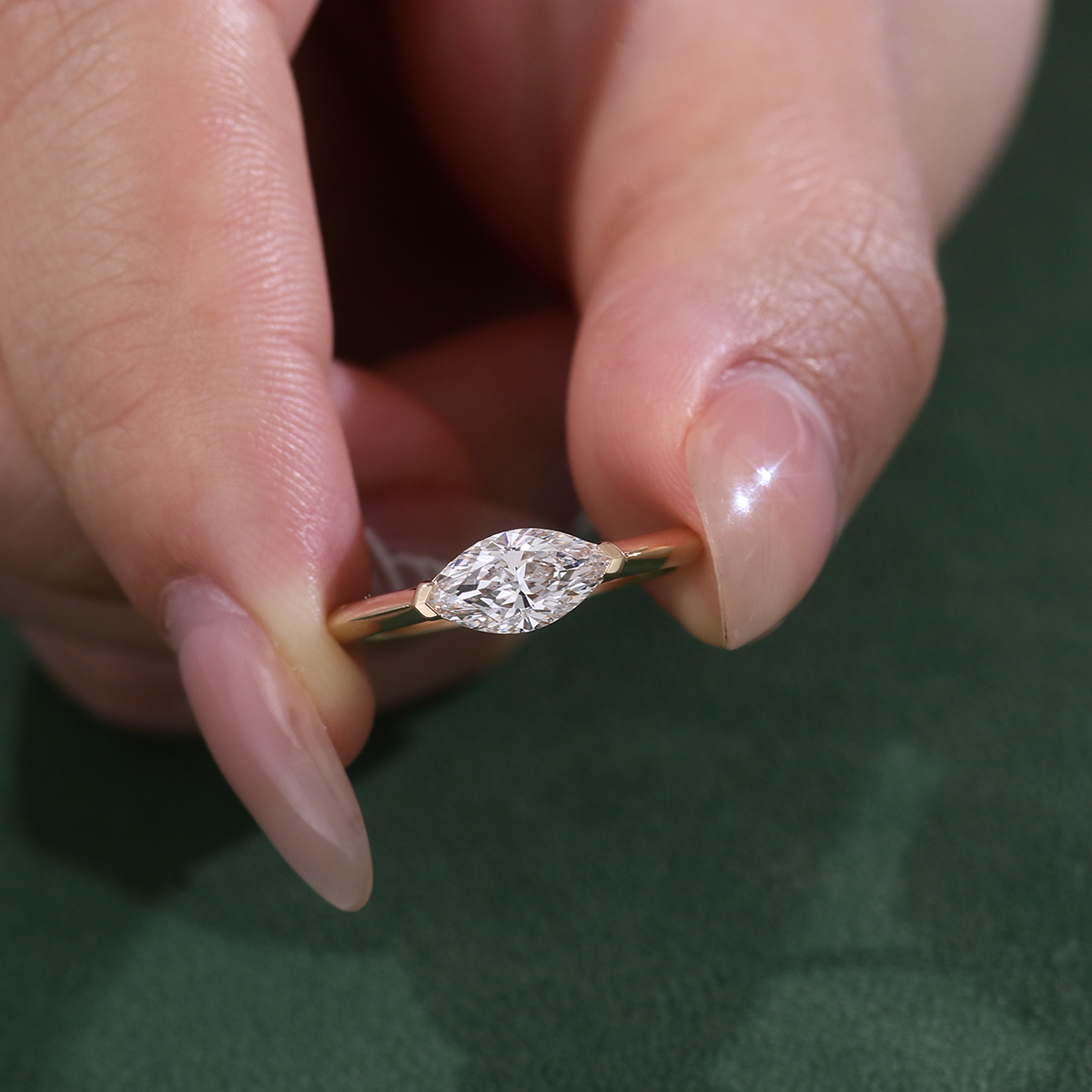Anillo de oro macizo de 14k con diamante de laboratorio