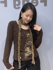 Camiseta básica de manga larga con cuello redondo estilo bufanda para mujer, de algodón acanalado con estampado de leopardo y pedrería para invierno, corte ajustado, se puede usar de varias formas. - Product Image 2