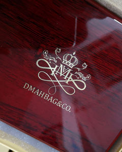 Cofanetto Portagioie di Lusso per Orologi Fatto a Mano in Legno Laccato Lucido Rosso Brillante con Cuscino Interno in Pelle PU e Logo Personalizzato - Product Image 6