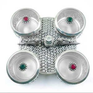 Boîte à Kumkum en argent à 4 compartiments avec couvercles en pierres précieuses et accents de paon pour les rituels traditionnels indiens de Puja - Product Image 3