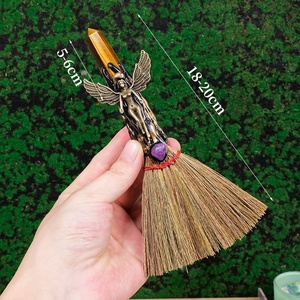 Ornamento Scopa Magica in Cristallo Naturale, Mini Scopa da Strega Artigianale <span class=keywords><strong>per</strong></span> Halloween e Natale, <span class=keywords><strong>Regalo</strong></span> <span class=keywords><strong>per</strong></span> Rituali su Altare, Vendita all'Ingrosso - Product Image 1