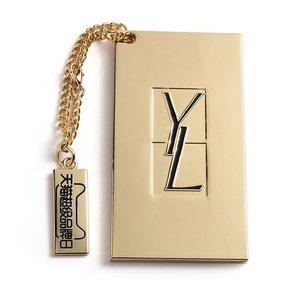 Espejo de Maquillaje Portátil de Bolsillo de Lujo, de Aleación de Zinc Dorada, con Logotipo Grabado en Negro y Borla - Product Image 1