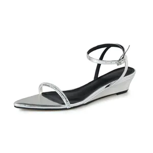 Vente en gros de chaussures compensées pour femme nouvelle sandale d'été à bout ouvert strass à la mode robe de soirée sandales pour femmes à talon moyen argent