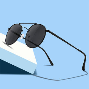 Lunettes de soleil unisexes à monture ronde en métal, noires, verres polarisés TAC UV400, pour la conduite, les voyages et les tenues tendance - Product Image 1