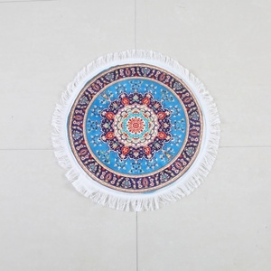 Exquisito tapete redondo estampado con hebilla, de seda helada suave, antideslizante, tapete de oración musulmán de 50x50cm YASEEN - Product Image 1