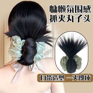 Peluca de moño para mujer, de aspecto natural, con clip para cola de caballo baja, peluca voluminosa para la parte trasera de la cabeza, estilo pintura de tinta verde montaña, con plumas de gallina - Product Image 3