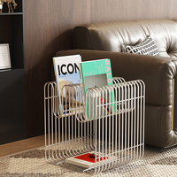 Table basse en métal de style nordique minimaliste moderne, avec structure en fer, design élancé et mini étagère de rangement, table d'appoint de canapé créative et populaire
