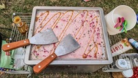 Mesin Pembuat Es Krim Gulung Double Flat Pan Produktivitas Tinggi Kondisi Baru Meja Pendingin untuk Bahan Susu Tinggi