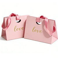 Sacs en papier perforés personnalisés pour les boutiques de vêtements, les cadeaux, l'emballage d'achats et les sacs souvenirs de mode - Fabriqués sur commande