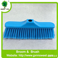Balai de nettoyage avec manche en plastique et balai à manche en bois