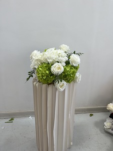 Centrotavola personalizzato con fiori verdi e bianchi, sfera di fiori artificiali per decorazioni da tavolo per matrimoni - Product Image 2
