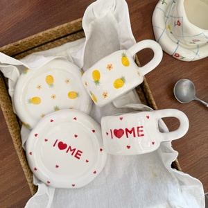 Juego de <span class=keywords><strong>Taza</strong></span> y Platillo de Café de Cerámica Hechos a Mano al por Mayor de Fábrica, Diseño Divertido y Regordete, Tazas de Café de Porcelana con la Frase '<span class=keywords><strong>I</strong></span> <span class=keywords><strong>Love</strong></span> <span class=keywords><strong>Me</strong></span>' - Product Image 1