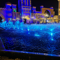 Fabrication d'un ensemble complet d'ornements de jardin élégants avec fontaine musicale pour projet de décoration paysagère commerciale à Dubaï