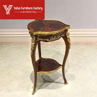 Table d'appoint triangulaire de style britannique, table d'angle néoclassique en cuivre de style château britannique