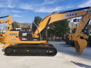 Excavatrice Caterpillar 323 d'occasion de haute qualité, faible nombre d'heures de fonctionnement, avec attache rapide, brise-roche et pince de préhension, 23 tonnes - Product Image 3