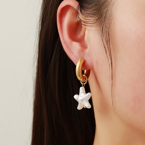 Pendientes Huggie de Acero Inoxidable con Estrella de Mar y Perla de Imitación, Chapados en Oro para Mujer, Pendientes Colgantes de Moda - Product Image 2