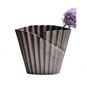 Florero de Metal decorativo con acabado de bronce de aluminio, soporte de flores hecho a mano de alta calidad para decoración de mesa de oficina - Product Image 1