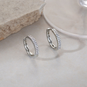 Pendientes de Aro Dorados con Incrustaciones de Micro Zirconia, Diseño Redondo, Joyería para Aniversario - Product Image 2