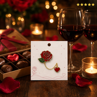 Broche en émail souple Rose de la Saint-Valentin, pendentif cœur, chaîne dorée, bijoux d'amour, badges en gros, broche de revers en métal personnalisée