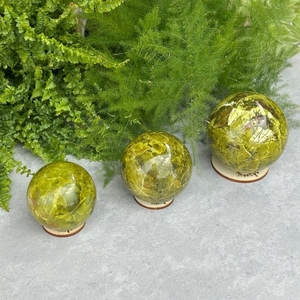 Esfera de Cristal de Ópalo Verde Natural Hecha a Mano para Decoración del Hogar y Regalos para Diseño de Interiores - Product Image 3