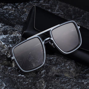 Gafas de sol con montura cuadrada Topfashion para hombre, de plástico negro y metal, protección UV400, para conducir al aire libre, clase 2. - Product Image 1