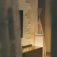 Lampe sur pied ronde en rotin et bambou naturel, style minimaliste côtier français de luxe pour intérieur
