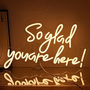 Enseigne néon LED « So Glad You Are Here » pour décoration murale de maison, salon, fête, mariage, chambre d'hôtes, célébration, événement - Product Image 1
