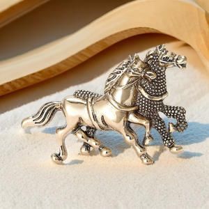 El broche de dos caballos de esmalte de aleación de moda europea y americana más vendido transfronterizo de Yunlv es un <span class=keywords><strong>Broo</strong></span> versátil para ropa de hombre - Product Image 2