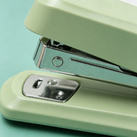 Mini Agrafeuse Macaron Rose Bleu Vert Mignonne Compacte pour Bureau et Étudiants – Idée Cadeau