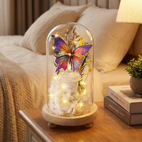 Rose éternelle blanche de luxe avec bordure dorée dans un dôme en verre avec lumière LED papillon arc-en-ciel, fleur réelle pour anniversaire de mariage