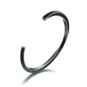 Pulsera inspiradora de acero inoxidable con baño de oro, diseño de brazalete retorcido, con la frase 'Nunca te rindas' - Product Image 2