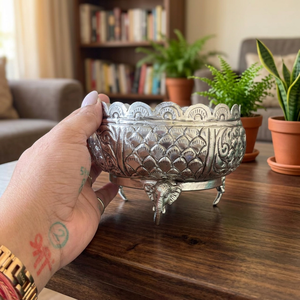 Bol Urli traditionnel couleur argent, fait main, centre de table décoratif festif pour la décoration de la maison et les cadeaux de Diwali - Product Image 5