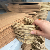 Sacs en papier kraft personnalisés biodégradables avec poignées torsadées, logo personnalisé, emballage pour vêtements et baskets, fabrication directe