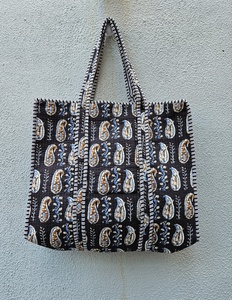 กระเป๋าผ้าฝ้ายทำมือลายดำ พิมพ์ลายดอกไม้สีน้ำเงิน สไตล์วินเทจ โบโฮ เป็นมิตรกับสิ่งแวดล้อม สำหรับขายส่ง - Product Image 1