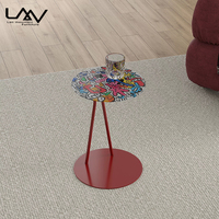 Table d'appoint rouge de petite taille au design créatif pour salon de villa, chambre d'hôtel, avec structure métallique et plateau en verre, table d'angle de canapé, mobilier