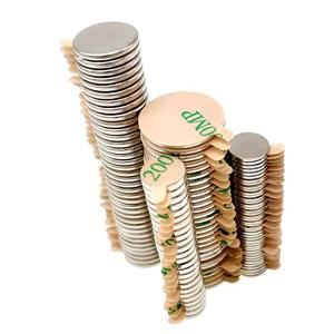 Compre el imán de disco de <span class=keywords><strong>neodimio</strong></span> autoadhesivo circular reutilizable más fuerte de 10m x 1mm N35 para manualidades - Product Image 1
